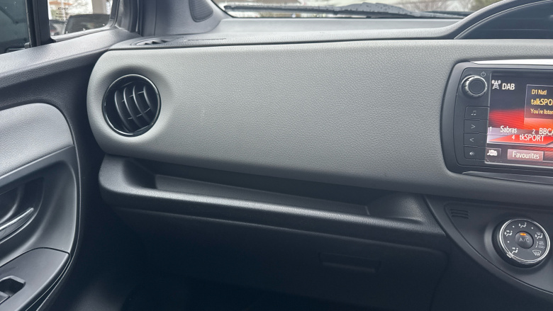 Toyota Yaris 1.33 VVT-i Design 5dr Petrol Hatchback